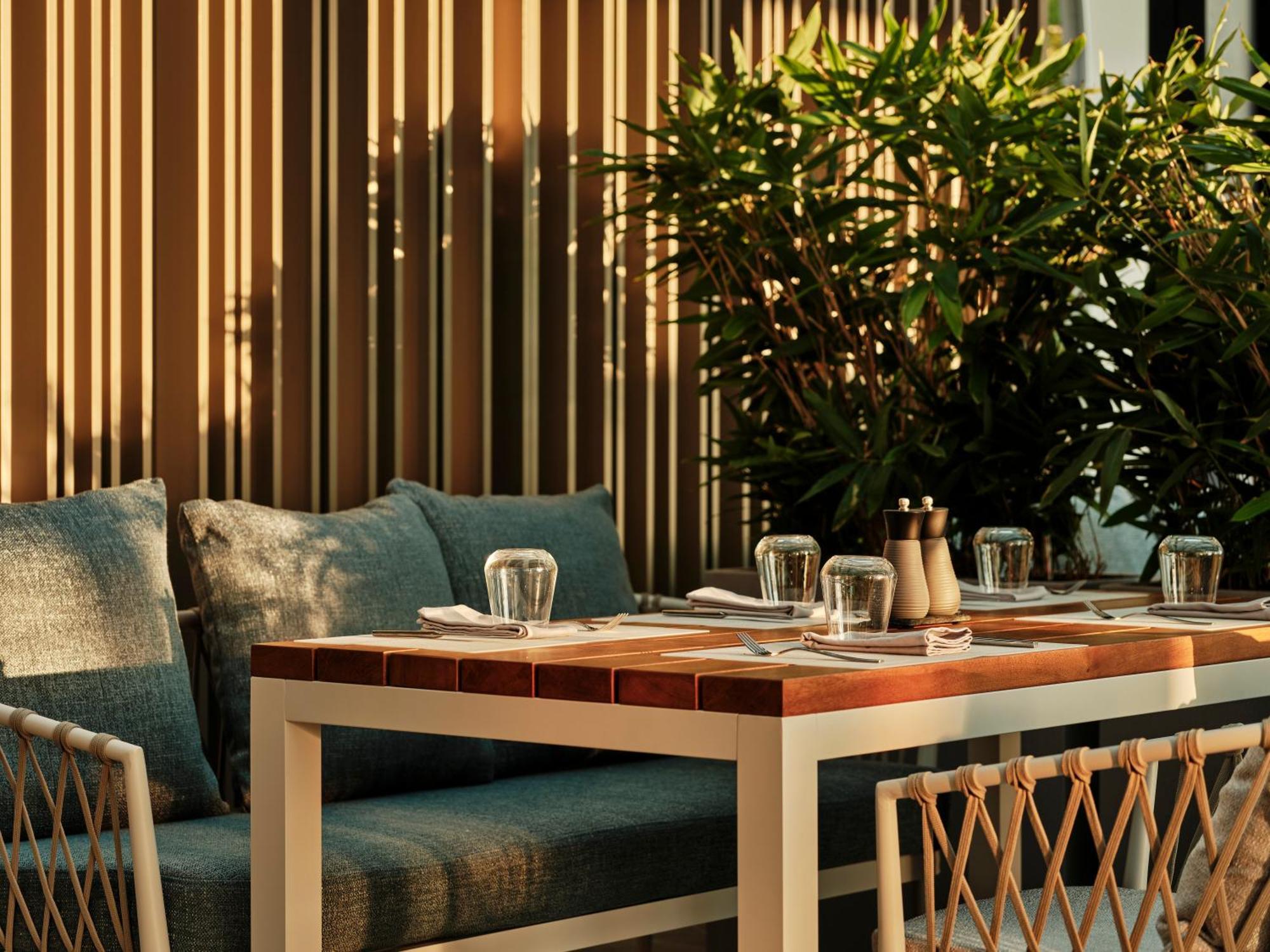 Crowne Plaza Sofia By Ihg Hotel Exterior photo