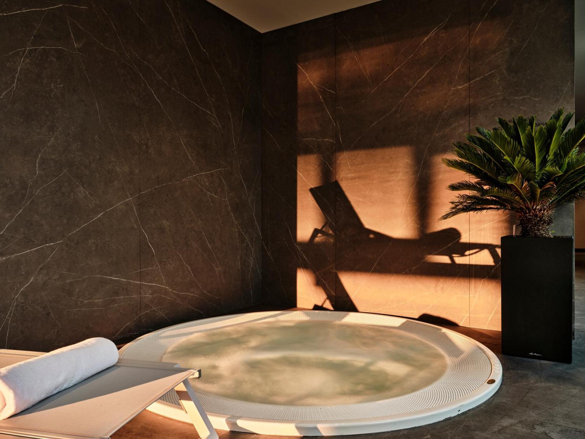 Crowne Plaza Sofia By Ihg Hotel Exterior photo