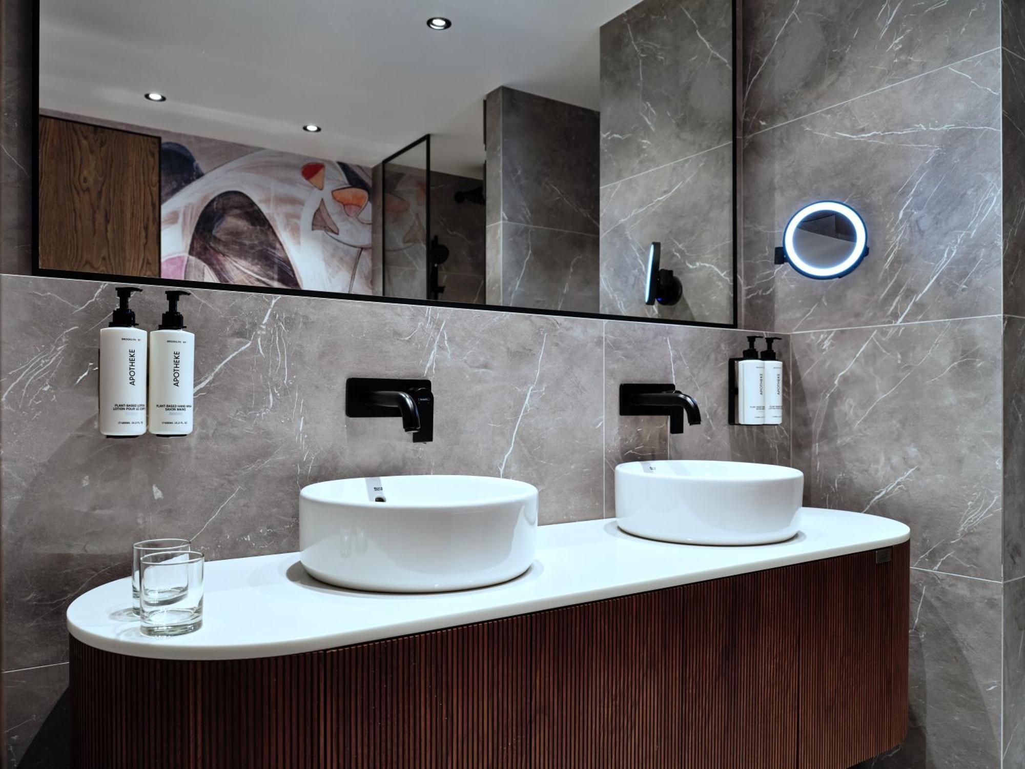 Crowne Plaza Sofia By Ihg Hotel Exterior photo